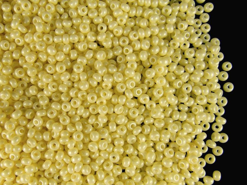 Rocailles Size 11/0 Vanilla Velvet Czech Glass Beige Yellow