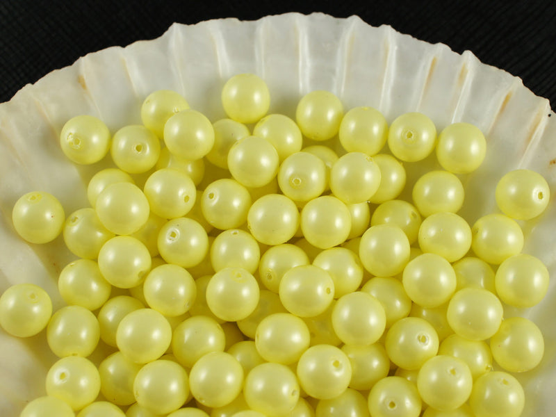 30 pcs Round Pearl Beads, 8mm, Baby Yellow Pastel, Czech Glass